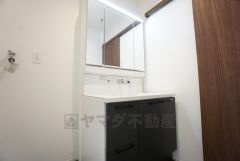 三面鏡裏収納付き洗面化粧台です＾＾ 歯磨きセットやスキンケア用品などの収納に便利ですね。