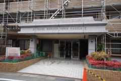 清掃の行き届いたきれいなエントランス。 手摺り付きのスロープが設けられています。ベビーカーや車いすの方でもラクラク出入りできますね＾＾ 