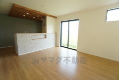 窓から光が差し込む明るいダイニングです＾＾キッチン上部は折り上げ天井でお洒落なこだわり空間＾＾