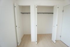 洋室にはクローゼットが設けられています。たっぷり収納できるので衣替えの心配もいりませんね＾＾