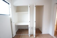 洋室にはダブルクロークが設けられています。たっぷり収納できるので衣替えの心配もいりませんね＾＾