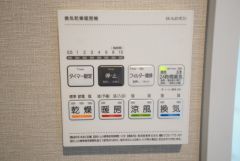 浴室暖房乾燥機付き。天候に左右されず、いつでも好きなときに洗濯物を干せるので、仕事や家事で忙しい方に重宝します。