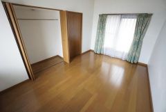 AIで荷物を消しています。主寝室としてお使いいただけそうなこちらのお部屋は、日当たりが良く、爽やかな風を感じて起きる朝は、快適生活の始まりに。