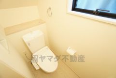 1階2階の2ヶ所にトイレがありますので、忙しい朝にも家族に気を使わず、ゆとりが生まれますね＾＾ 小窓付きで換気する時に便利です＾＾