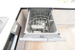 炊事時間を大幅に短縮できる食器洗浄乾燥機付き＾＾食器を洗う手間が減るので家族とのコミュニケーションの時間や自分の時間が増えますね。
