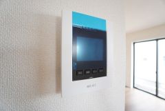 防犯性、セキュリティ対策に安心できるテレビモニター付きインターフォンです。セールスマン対策にもなり安心できます。