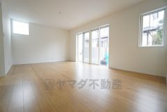 大きな掃き出し窓のあるリビングは、陽光あふれる明るい空間です。ゆったりと寛げる憩いの場となりそうです。