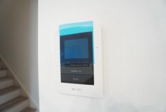 防犯はもちろん、セールスマン対策にもなるモニター付きインターホンです。お子さん1人での留守番時にも活躍しそうです。