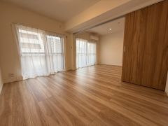 6帖。主寝室としてお使いいただけそうなこちらのお部屋は、日当たりが良く、爽やかな風を感じて起きる朝は、快適生活の始まりに。 建具を開けたままリビングとの一体利用も可＾＾ 