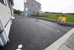 駐車スペースはゆとりある3台分を確保。マイカー用に、お客さま用に、余裕を持ってご利用いただけます。