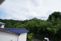 目の前に日差しを遮る建物がないので、日当たり＆風通し良好です＾＾心地よい自然の光や風を感じることができ、ほどよく開放感のある空間がつくれます。