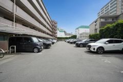敷地内に平面駐車場あります＾＾月額8000円。 空き状況はお問い合わせください。 広々としているので駐車しやすいですね＾＾