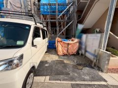 駐車スペースはゆとりある2台分を確保。マイカー用に、お客さま用に、余裕を持ってご利用いただけます。