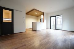 大きな掃き出し窓のあるリビングは、陽光あふれる明るい空間です。ゆったりと寛げる憩いの場となりそうです。 
