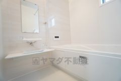 1日の疲れを癒すくつろぎのバスルーム。足を伸ばしてもゆったりと入れるサイズです。お子様と一緒にお風呂に入っても狭くないですね＾＾