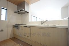 対面式キッチンなのでリビングにいるご家族とコミュニケーションを取りながら洗い物や、お料理が楽しめそうですね＾＾