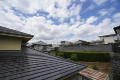 目の前に日差しを遮る建物がないので、日当たり＆風通し良好です＾＾心地よい自然の光や風を感じることができ、ほどよく開放感のある空間がつくれます。