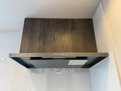 コンロ上には換気扇完備＾＾すぐ横に小窓が設けられているので、換気扇と合わせてダブルで換気できます＾＾ 