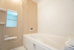 1日の疲れを癒すくつろぎのバスルーム。足を伸ばしてもゆったりと入れるサイズです。お子様と一緒にお風呂に入っても狭くないですね^^