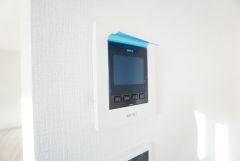 防犯はもちろん、セールスマン対策にもなるモニター付きインターホンです。 来訪者の顔が見えるので安心ですね＾＾