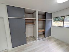 洋室にはハンガーパイプ付きのクローゼットが設けられています。たっぷり収納できるので衣替えの心配もいりませんね＾＾