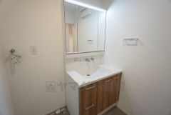 鏡の後ろはたっぷりの収納スペースを確保。いつでもスッキリと片付けることができます。