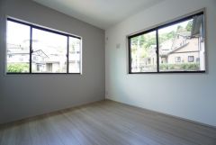 2面採光を確保した明るい室内は、風通しも良く、大変居心地の良い空間となっております。爽やかな風を感じて起きる朝は、快適生活の始まりに。