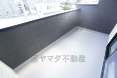 広々としたバルコニー。 天気のいい日にはお布団もまとめて干せそうですね＾＾