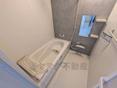 1日の疲れを癒すくつろぎのバスルーム。足を伸ばしてもゆったりと入れるサイズです。お子様と一緒にお風呂に入っても狭くないですね＾＾