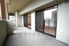 広々としたバルコニー。 天気のいい日にはお布団もまとめて干せそうですね＾＾日当たり、風通し良好です＾＾