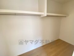 ウォークインクローゼット付き＾＾ハンガーパイプ下にボックスを置いて、枕棚を活用して、たっぷりと収納できそうです＾＾