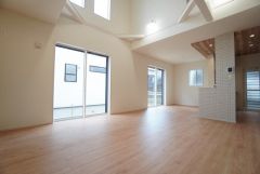 大きな窓のあるリビングは、陽光あふれる明るい空間です。居心地良く、ご家族皆がゆったり寛げる憩いの空間となりそうです。