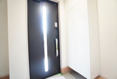 玄関扉にスリットのある明るい玄関です＾＾たっぷり収納できるシューズボックス付きなので、家族全員の靴がきれいに整頓できます。