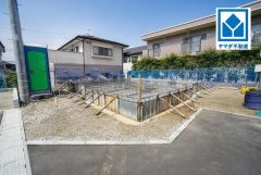 小学校まで徒歩3分・中学校まで徒歩7分。お子様の通学も安心＾＾