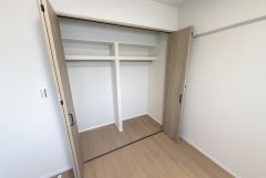 洋室にはハンガーパイプ付きのクローゼットが設けられています。たっぷり収納できるので衣替えの心配もいりませんね＾＾
