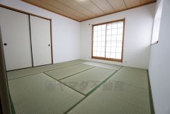 8帖。バルコニーに面したホッとできる和室＾＾広さもゆったり＾＾