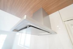 お手入れが簡単なスリム型レンジフードです。調理により発生する油煙や臭いを吸い込み、屋外へ排気してくれます。