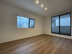 7.5帖。主寝室としてお使いいただけそうなこちらのお部屋は、日当たりが良く、爽やかな風を感じて起きる朝は、快適生活の始まりに。 