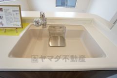 色も形もキレイなシンクは、広さも確保しているので、大きめの鍋も簡単に洗えます。