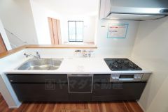 対面式キッチンなのでリビングにいるご家族とコミュニケーションを取りながら洗い物や、お料理が楽しめそうですね＾＾