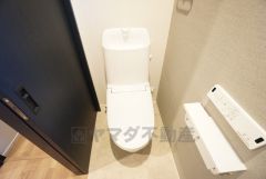 トイレは1階と2階それぞれに設けられているので忙しい朝にもゆとりがうまれそうですね＾＾ また来客時にも気兼ねなくお使いいただけそうです＾＾