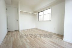 バルコニーに面した5.4帖の洋室です。 オープンクローゼットはお部屋を広く感じられます＾＾