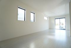 大きな掃き出し窓のあるリビングは、陽光あふれる明るい空間です。ゆったりと寛げる憩いの場となりそうです。
