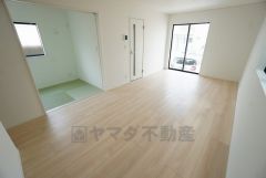 大きな掃き出し窓のあるリビングは、陽光あふれる明るい空間です。ゆったりと寛げる憩いの場となりそうです。 
