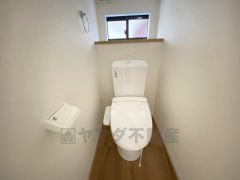 1階2階の2ヶ所にトイレがありますので、忙しい朝にも家族に気を使わず、ゆとりが生まれますね＾＾ 小窓付きで換気する時に便利です＾＾