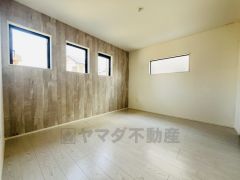 2面採光を確保した明るい室内は、風通しも良く、大変居心地の良い空間となっております。寝室としてもおすすめです。