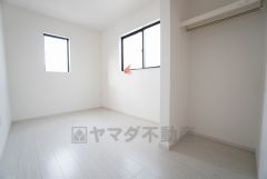 2面採光を確保した明るい室内は、風通しも良く、大変居心地の良い空間となっております。日当たりがよく、子供部屋としての利用もおすすめ。