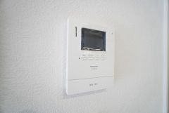 防犯性、セキュリティ対策に安心できるテレビモニター付きインターフォンです。セールスマン対策にもなり安心できます。