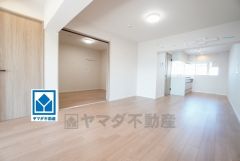 家族が集まる開放的なリビング。思い思いの時間を過ごしたり食事をしたり、素敵な団らんの場になりますね。