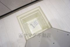 キッチンに床下収納があります。長期保存ができるもの、調理器具、防災グッズを入れておくのもいいですね。
